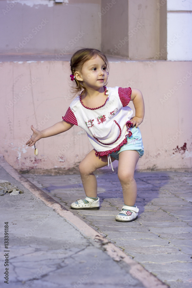 Fototapeta premium Little Girl shows finger as sign evidence she found something