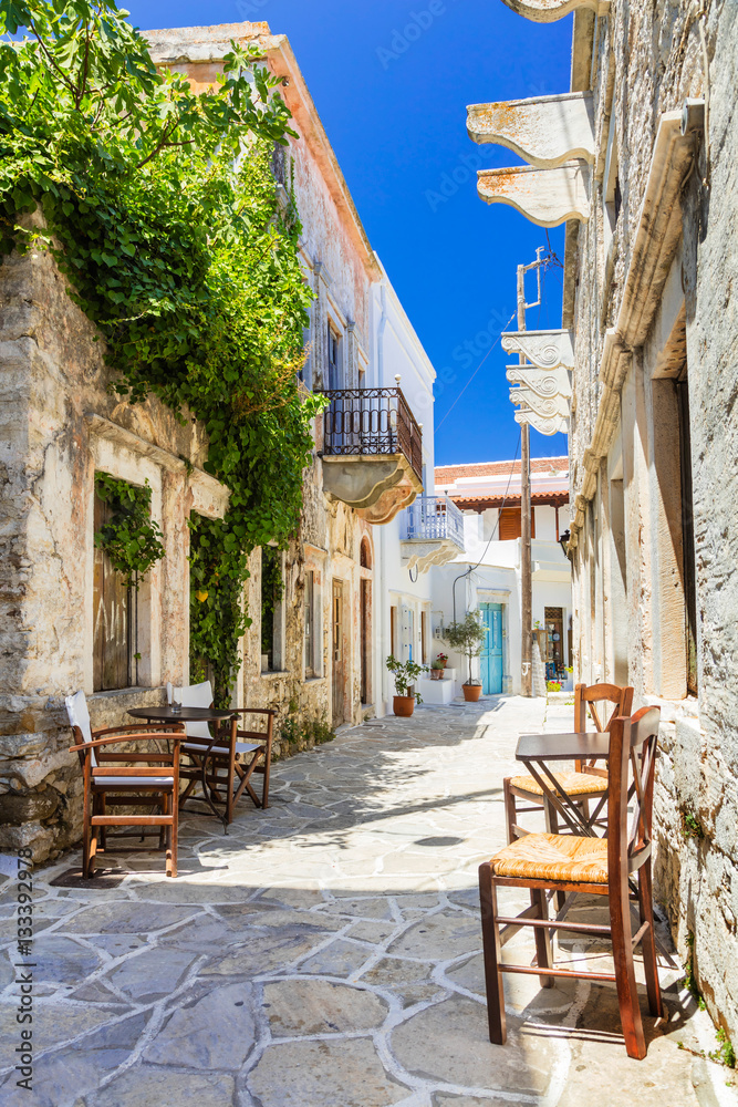 Fototapeta Autentyczna tradycyjna Grecja - urocze tawerny uliczne, wyspa Naxos