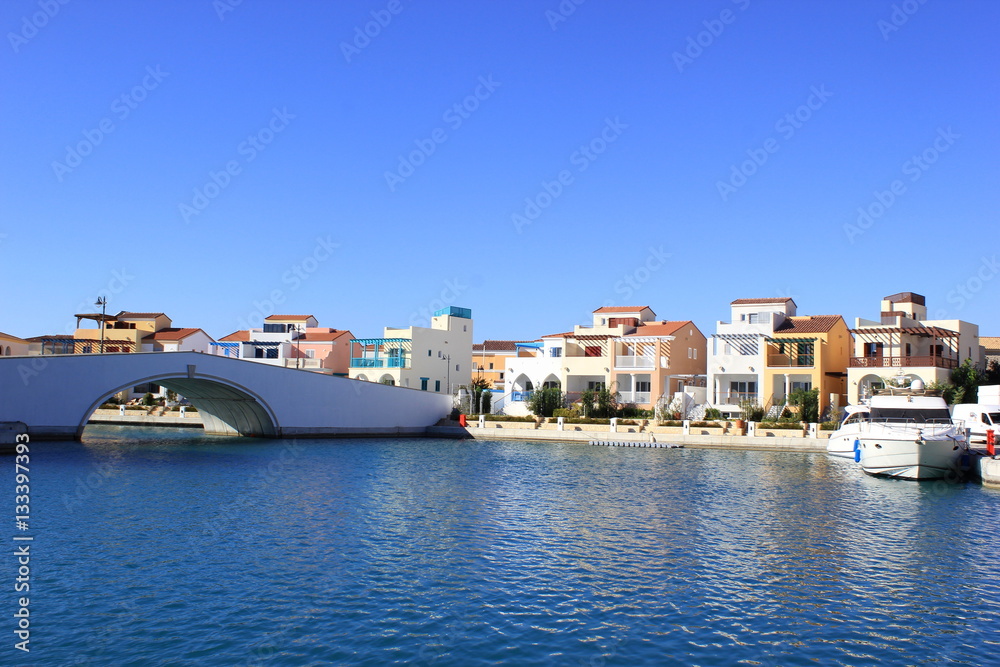 Hafen und bunte Häuser in Limassol (Lemesos) auf Zypern