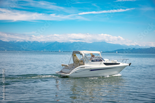 Urlaub , kleines weißes Motorboot auf dem Bodensee