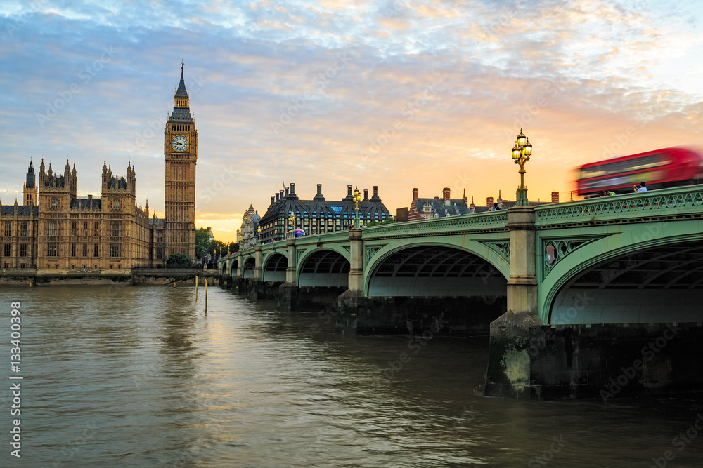 Obraz premium Big Ben i Westminster Bridge w Londynie, Wielka Brytania.