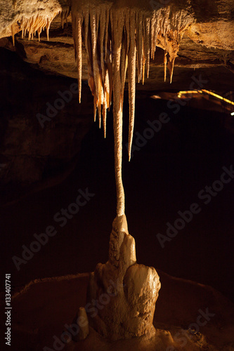 Fusion de stalactites et de stalagmites, grotte de Lacave, Lot, France photo