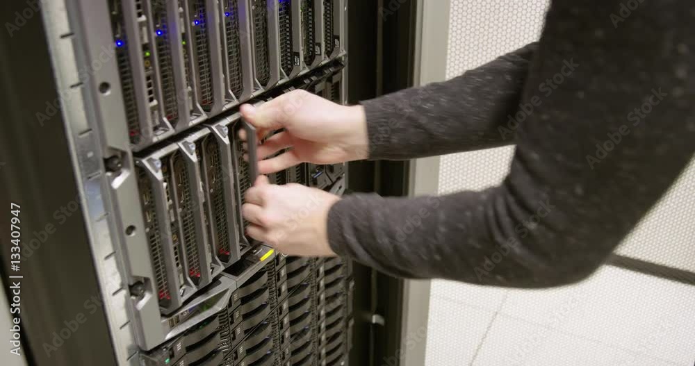 IT consultant install blade server in datacenter