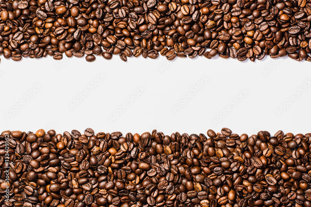 Obraz premium Coffee beans frame isolated on white background top view