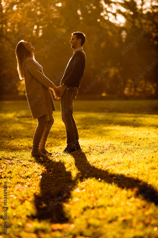 Obraz premium Happy couple in the autumn park