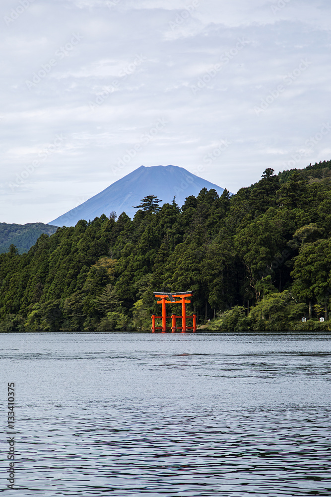 Fototapeta premium Torii of Hakone Shrine at Lake Ashi