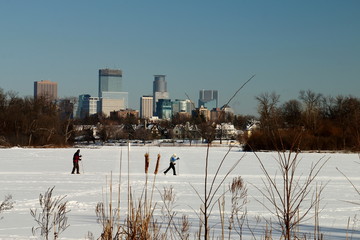 Fotobehang Wintersport Skiën op bevroren meer Minneapolis  © rasilja