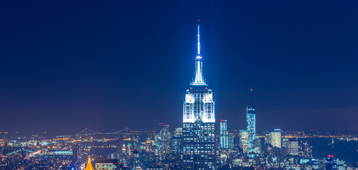 Wandcirkels Empire State Building Uitzicht op Manhattan tijdens avonduur  © Elnur