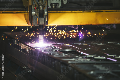 Laser equipment management and plant manufacturing metal structu