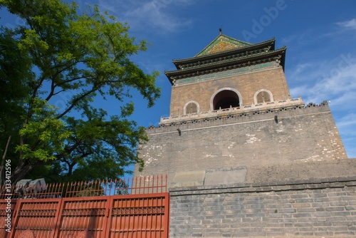 Traditional Chinese building under blue sky © Sved Oliver