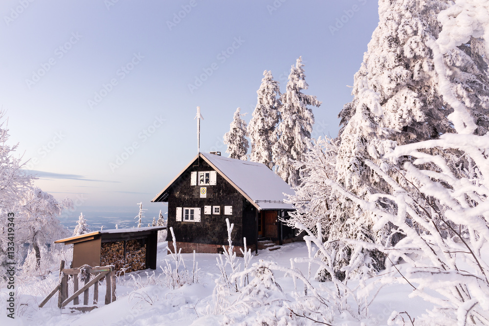 einsame Hütte auf der Hornisgrinde im Winter