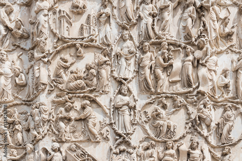 Bibelfiguren an der Fassade des Domes in Orvieto