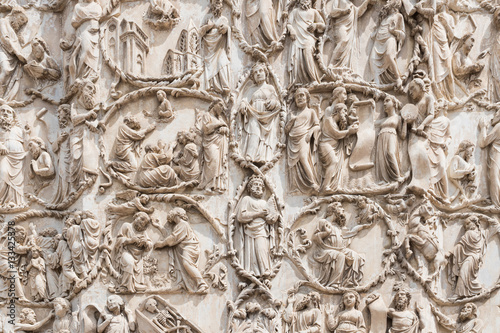 Obraz na płótnie Bibelfiguren an der Fassade des Domes in Orvieto w salonie