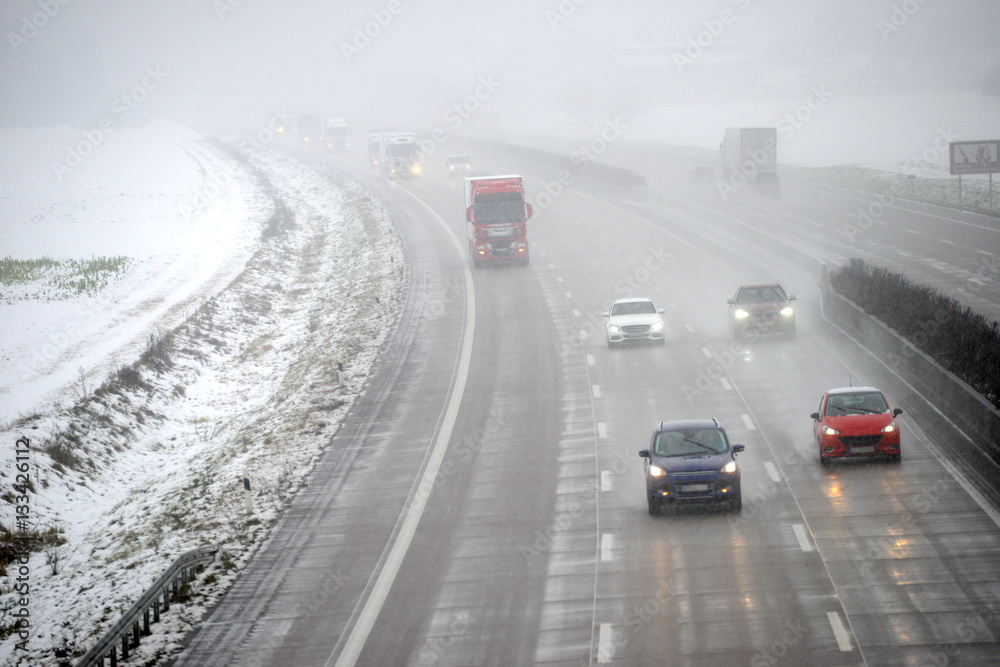 Autobahn im Winter 