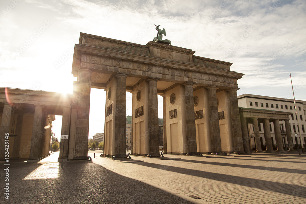 Brandenburger Tor mit Sonne in Berlin