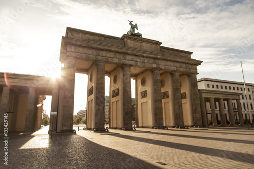 Brandenburger Tor mit Sonne in Berlin