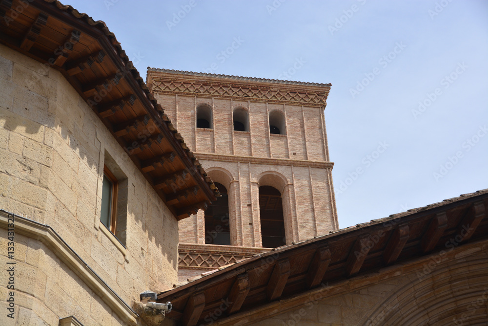 Fototapeta premium torreón de ladrillo de una iglesia antigua