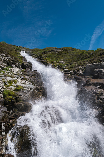 Kraftvoller tosender Wasserfall