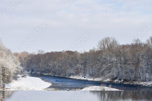 Flusslauf durch Schneelandschaft 