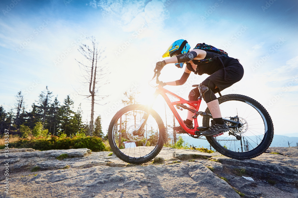 Obraz premium woman riding mtb mountain bike single track