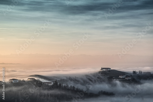 Langa sotto la nebbia