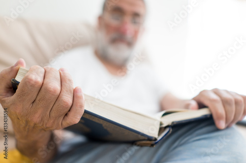 Canvas Print Senior Arabic man reading book