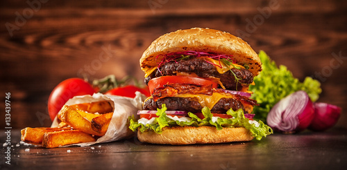 Fotografia, Obraz Home made hamburger with lettuce and cheese