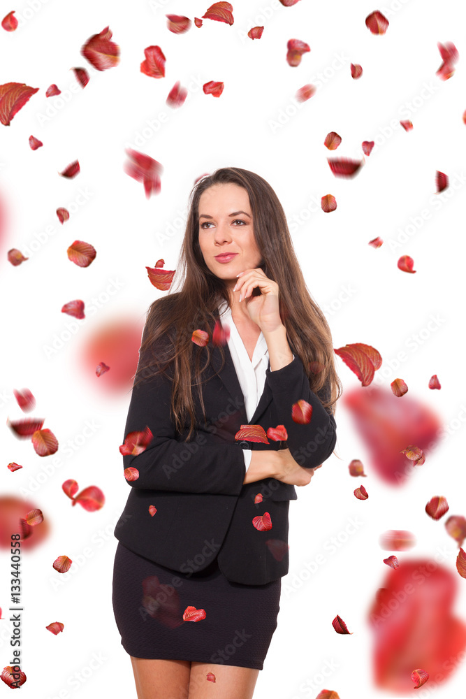 Geschäftsfrau lächelt glücklich im Rosen Regen Geschäftsfrau lächelt glücklich im Rosen Regen