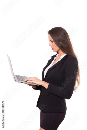 Geschäftsfrau steht mit Laptop