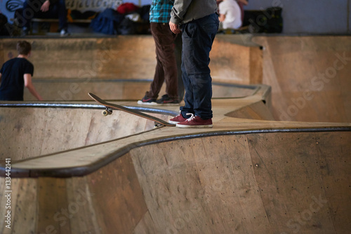 Foto Skateboarder in skatepark indoor in winter time