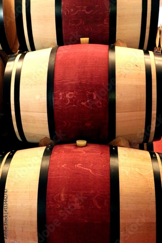 salle des tonneaux dans un château de vin - région bordeaux photo