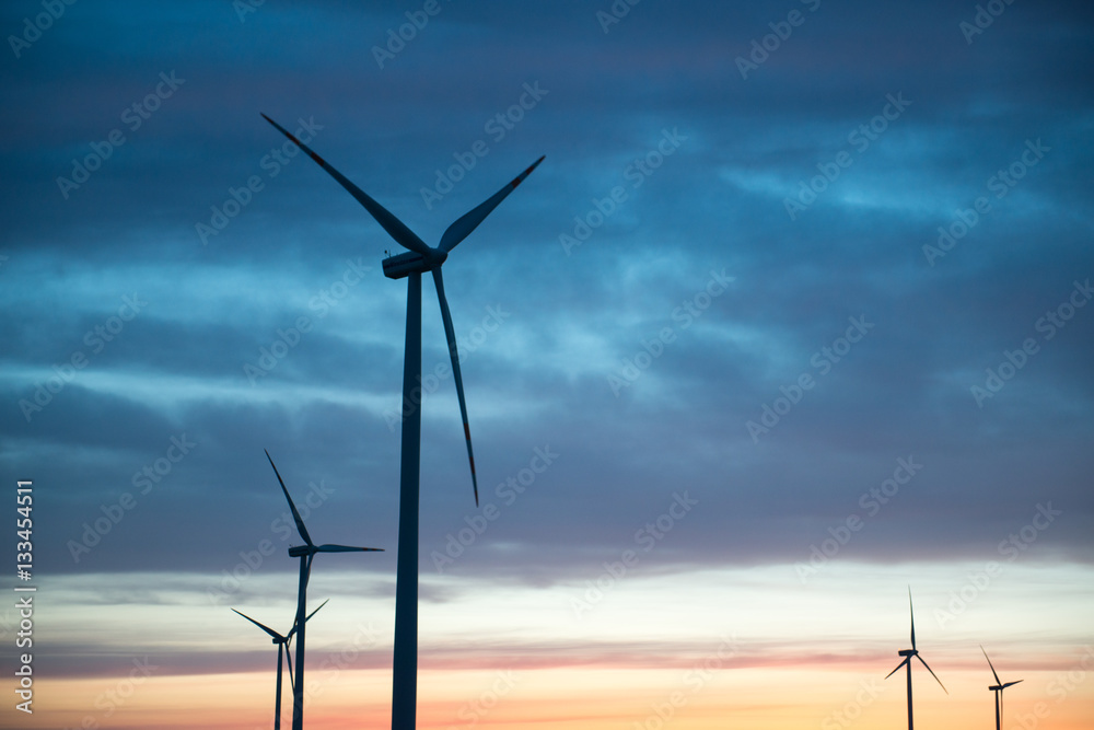 Obraz premium Windturbines at sunset