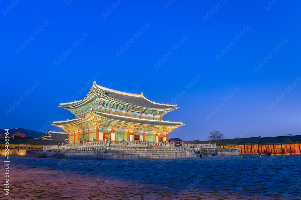 Obraz premium Pałac Gyeongbokgung nocą, Seul, Korea Południowa