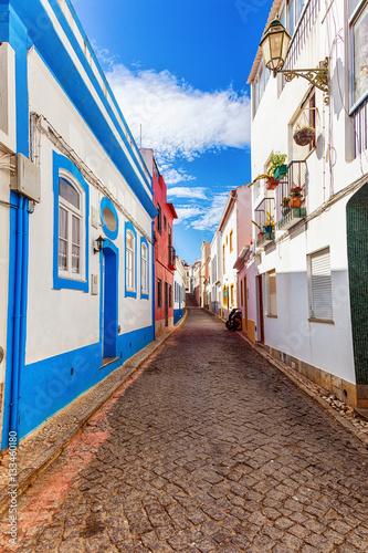 Vue d'une rue pavée, ville de Burgau, région d'Algarve, Portugal photo