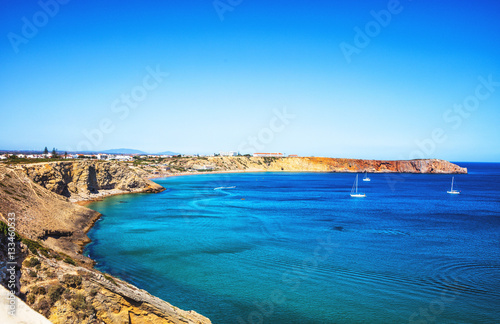 Vue sur la côte depuis la "pano de muralha e porta da praca", région d'Algarve, Portugal