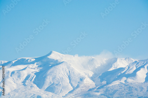 青空と冬山の山頂 © kinpouge