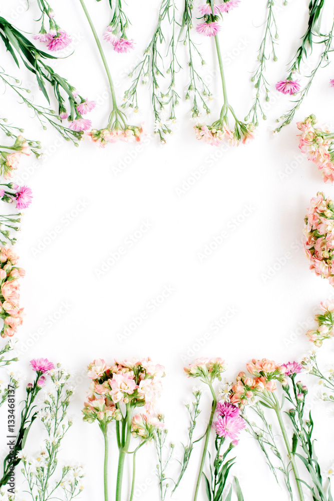 Naklejka Kwadratowa rama wykonana z polnych kwiatów. Płaski świecki, widok z góry. Tło walentynkowe