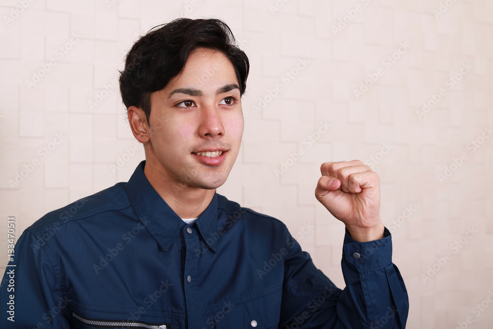 ガッツポーズの宅配人