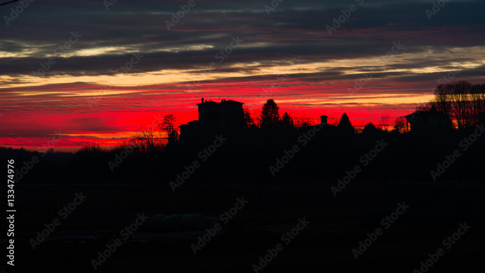 Tramonto infuocato sulle colline 