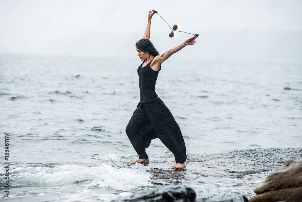 Obraz premium fire show on the shore of the sea