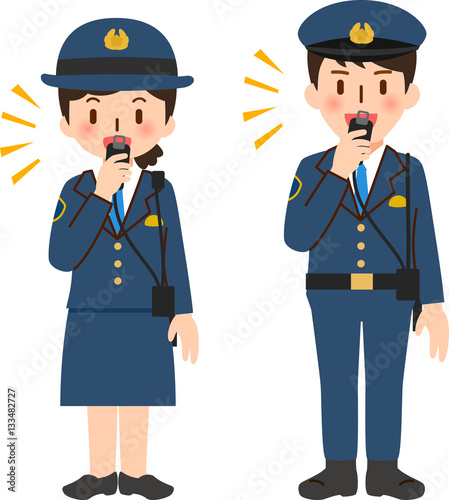 マイクを持った笑顔の警察官