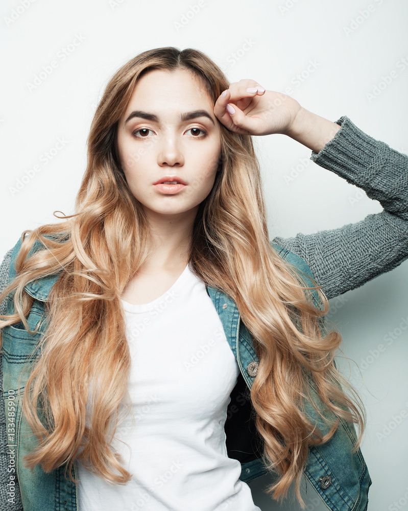 Fototapeta premium lifestyle, fashion and people concept: beautiful woman wearing casual clothes, posing on white background