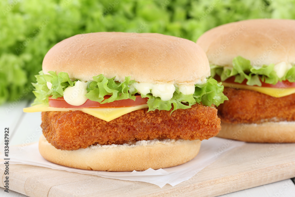 Fischburger Fisch Burger Backfisch Hamburger Käse Tomaten Stock Photo ...