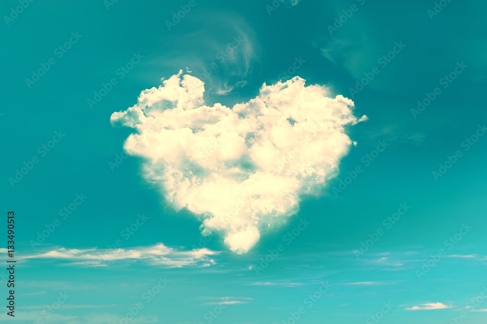 Naklejka premium Clouds in the shape of a heart, vintage process