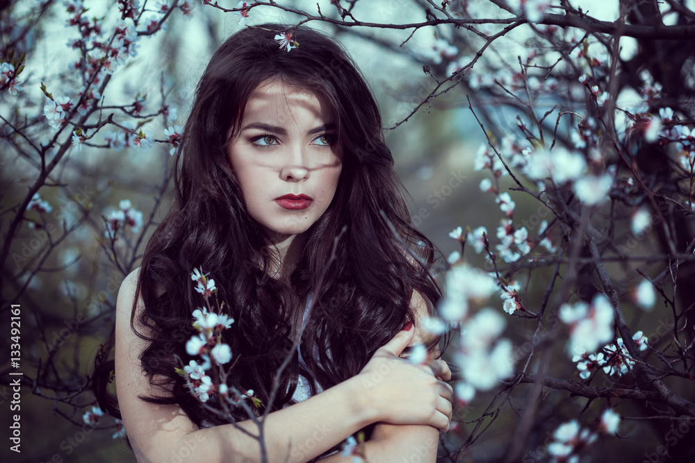 Naklejka premium Art Fashion Spring Model Girl Portrait in Night Forest