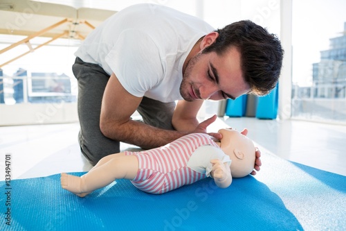 Obraz na płótnie Paramedic practicing resuscitation on dummy