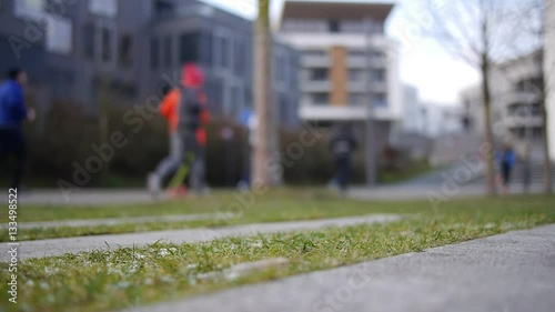 Wallpaper Mural Gefrorenes Gras im Winter und Marathon Läufer Torontodigital.ca