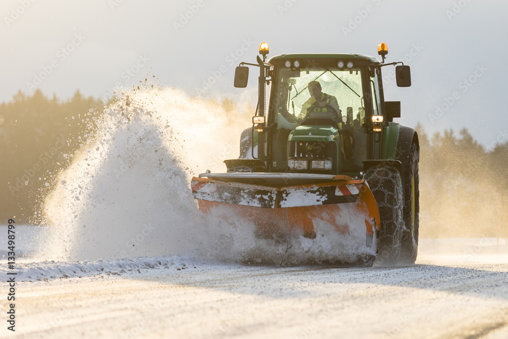 Obraz premium Schneeräumung mit Traktor