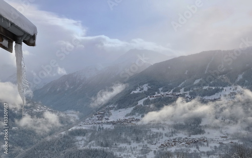 villages dans la montagne sous les nuages en hiver