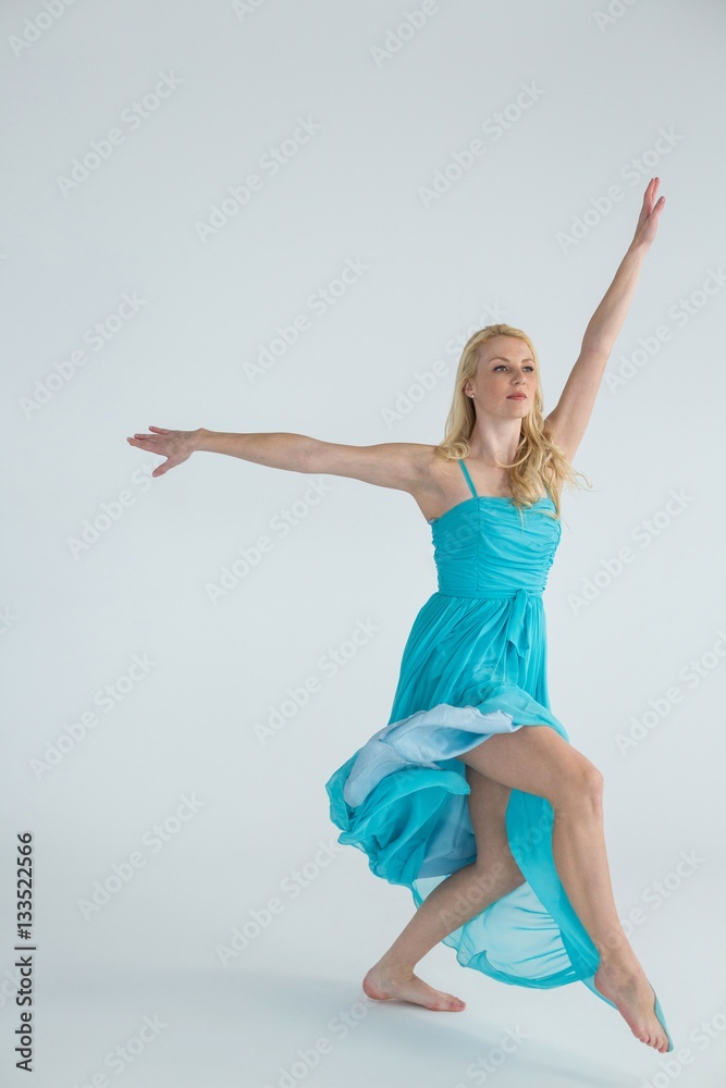 Fototapeta premium Dancer practicing contemporary dance